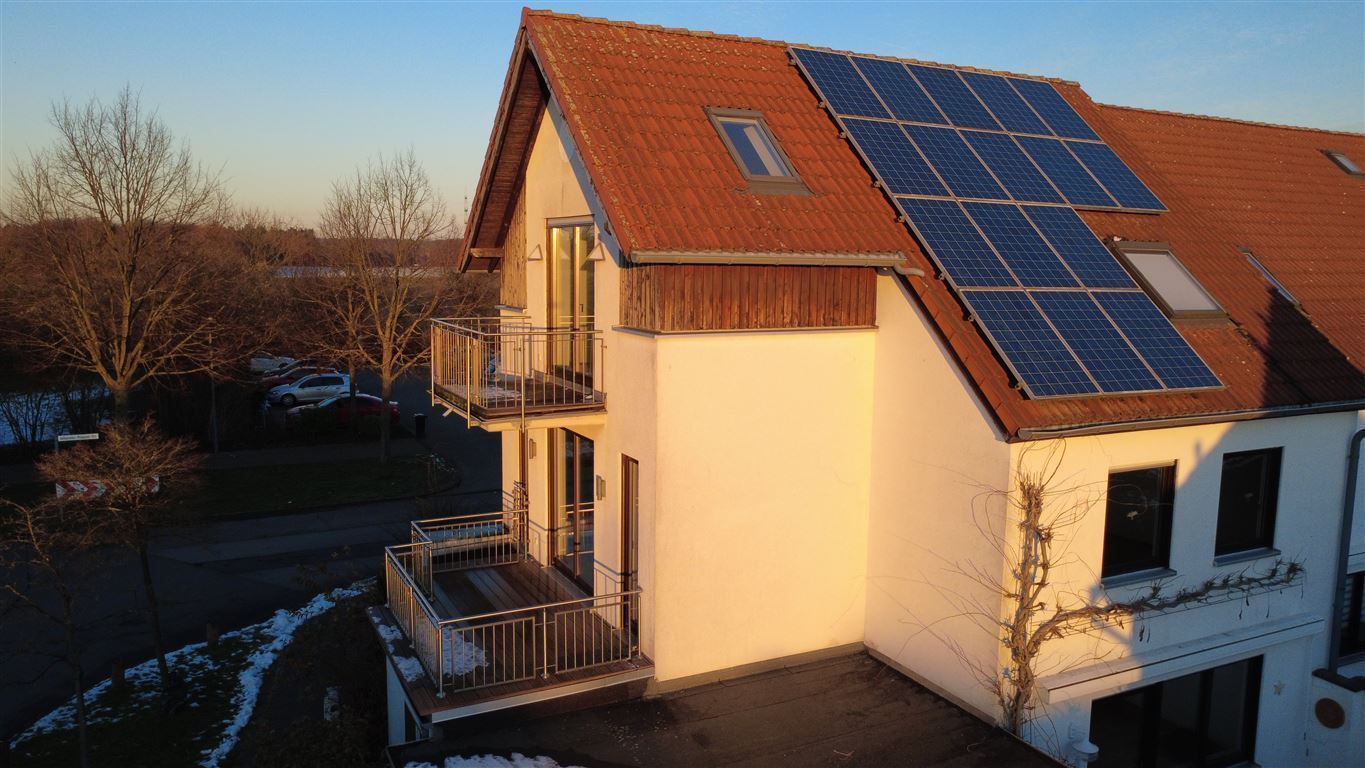 Gebäuderückansicht mit Solaranlage