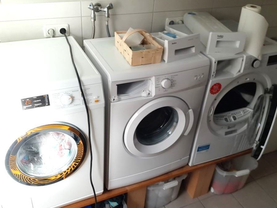 Waschküche mit erhöhten Waschmaschinenplatz