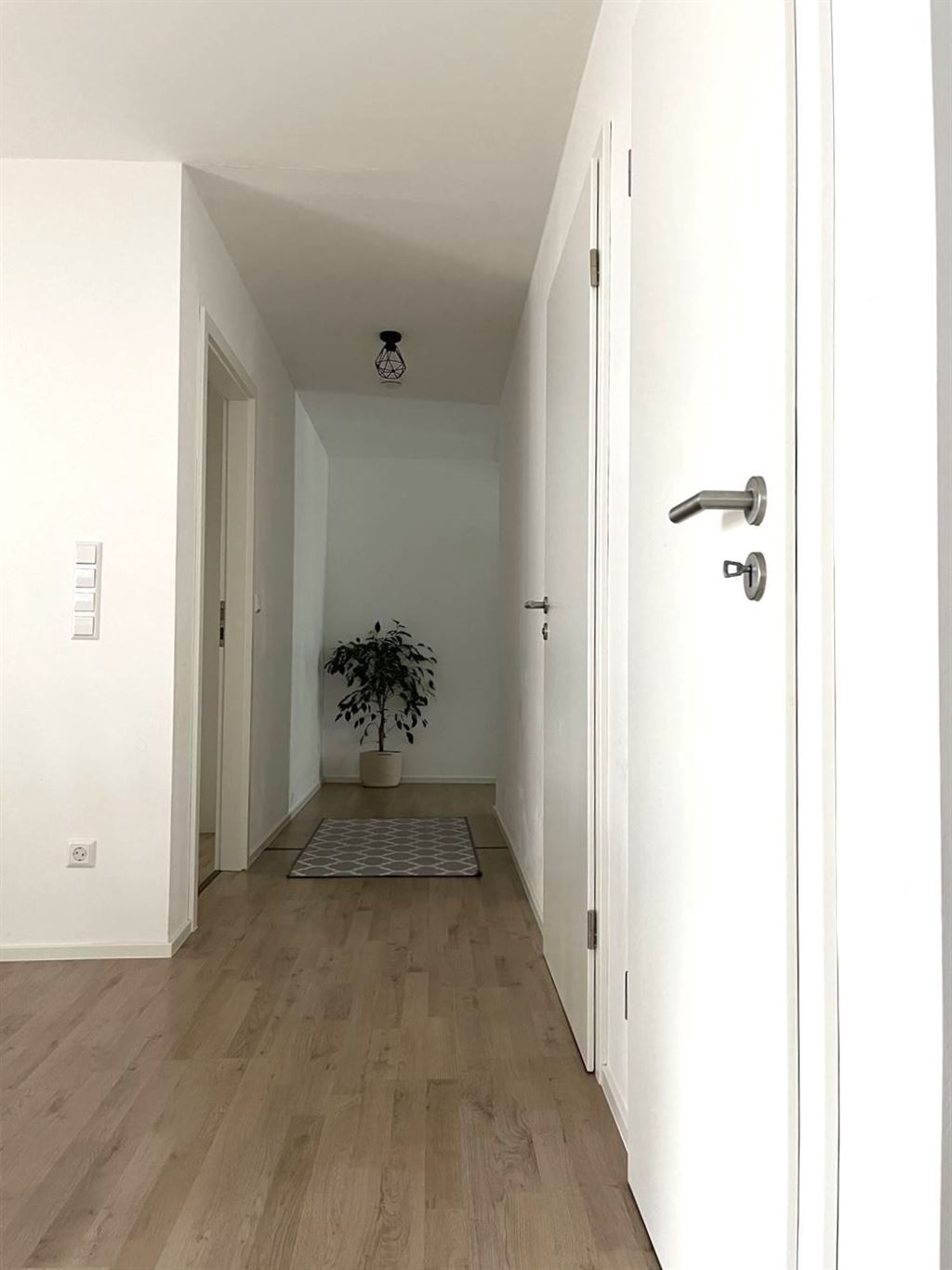 Flur vom Wohnzimmer Richtung Ausgang