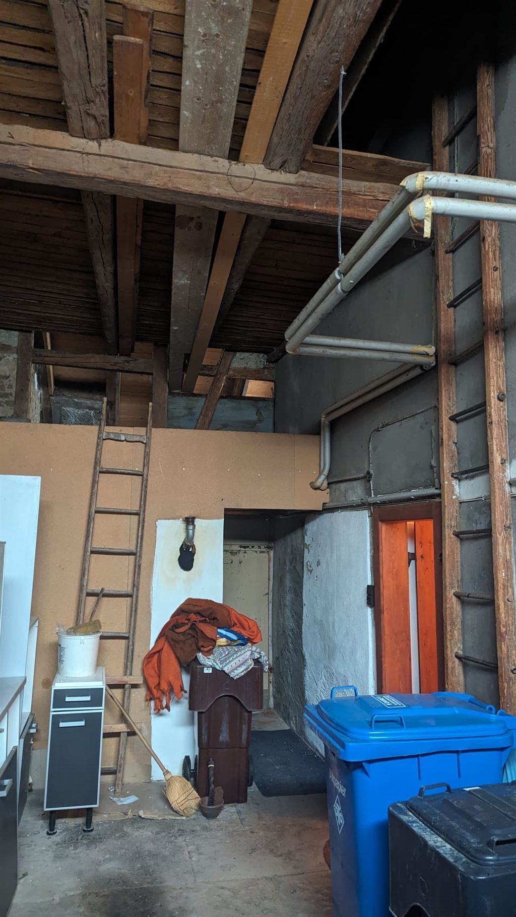 Garage/Werkstatt mit Zugang Leiter zum Dachgesch
